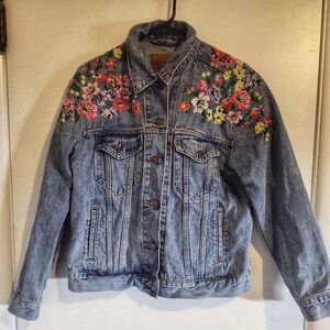 Levi’s Floral Embroidered Denim Jacket - Size M - One-of-a-Kind 💐